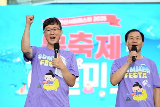 NSP통신-이민근 안산시장(왼쪽)이 15일 열린 안산서머페스타에서 개막을 기념하는 발언을 진행하고 있다. (사진 = 안산시)