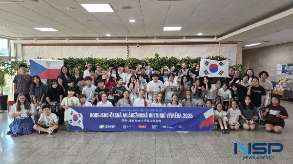 NSP통신-경주시는 지난 17일 화랑마을 기파랑관에서 2025 한국-체코 청소년 문화교류 공연을 성황리에 개최했다. (사진 = 경주시)