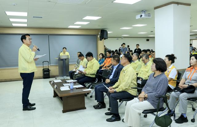 NSP통신-18일 정명근 화성시장(왼쪽)이 화성시 통합방위협의회 의장 자격으로 회의를 진행하고 있다. (사진 = 화성시)