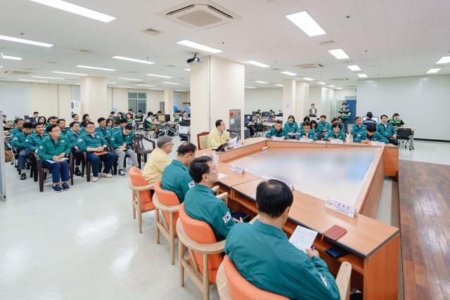 NSP통신-18일 이권재 오산시장(가운데) 주재로 회의가 열리고 있다. (사진 = 오산시)