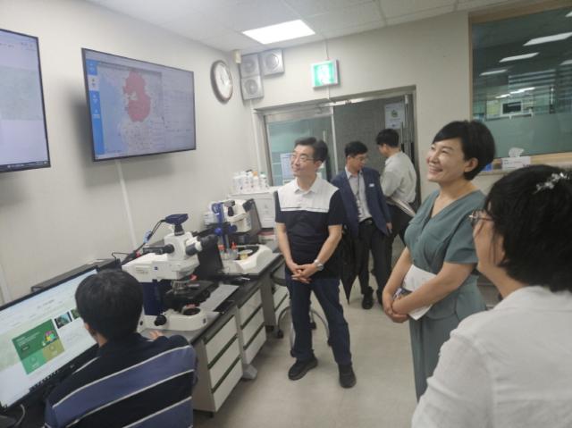 NSP통신-이채명 경기도의원이 18일 경기도농업기술원을 방문해 주요 연구·지원시설을 차례로 둘러보고 있다. (사진 = 경기도의회)