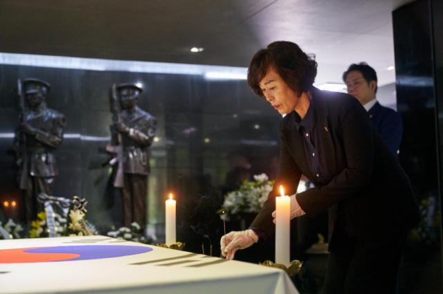 NSP통신-이채영 경기도의원이 15일 광복 80주년을 맞아 현충탑을 참배하고 있다. (사진 = 경기도의회)