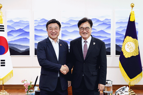 NSP통신-윤호중 행정안전부장관(좌)와 우원식 국회의장 (사진 = 국회의장 공보수석실)