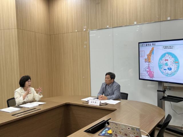 NSP통신-김호겸 경기도의원이 18일 경기도의회 정담회실1에서 경기 평화누리길 이용자 조사를 통한 활성화 방안 연구 최종 보고회를 하고 있다. (사진 = 경기도의회)