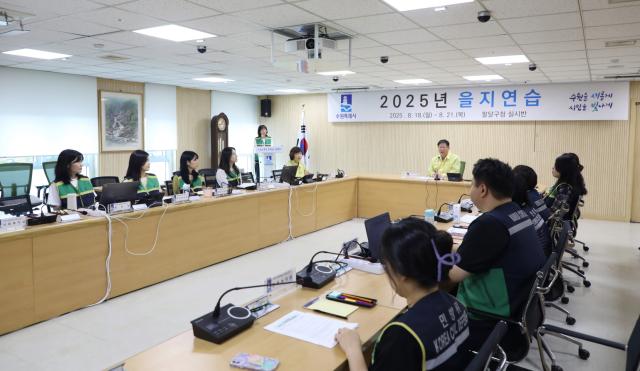 NSP통신-18일 이상균 팔달구청장(우측 가운데) 주재로 회의가 진행되고 있다. (사진 = 수원시팔달구)