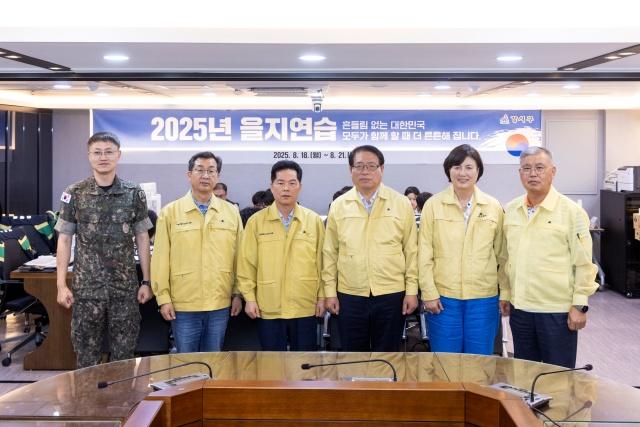 NSP통신-강서구의회 의장단이 18일 오후 을지연습이 진행되는 강서구청 종합상황실을 방문했다. (사진 = 강서구의회 제공)