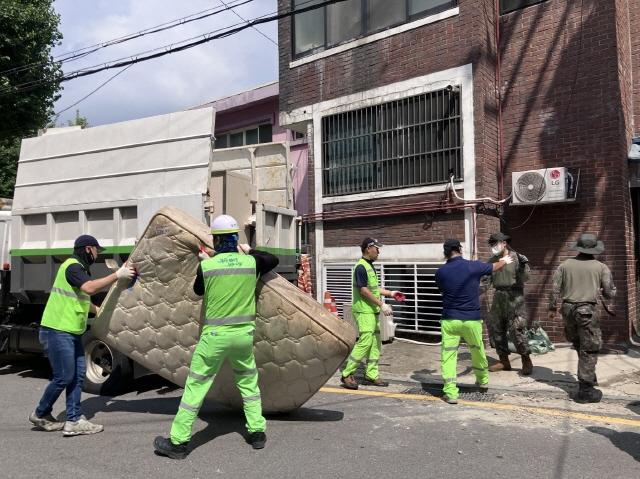 NSP통신-육군 제52사단 7688부대, 환경공무관 등 수해 복구 작업자들이 극한 폭우로 피해를 입은 방화동의 반지하 주택을 찾아 수해 복구 작업을 하고 있다.