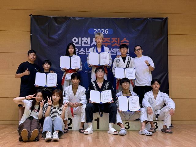 NSP통신-2026년 인천시 청소년 대표 선발전에 출전한 아이기스 작전동 주짓수 선수들이 단체 사진을 촬영하고 있다.