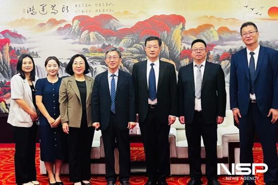 NSP통신-광양시 실무 대표단 잉커우 시 왕디엔펑 부시장 기념 찰 (사진 = 광양시청)