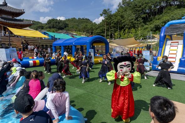 NSP통신-안동시 전통과 현대가 만난 쿨한 축제 조선의 여름나기 성황리에 마무리, 전통문화 현대적 재해석으로 1만7천 방문객 사로잡아, 물놀이, 공연, 체험, 캠핑 등 다채로운 프로그램으로 즐거움 만끽 (사진 = 안동시)