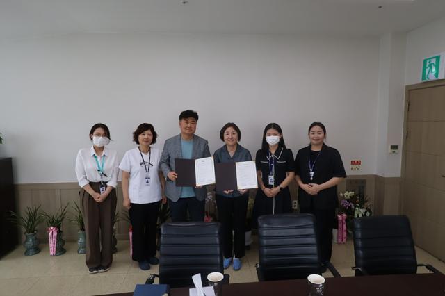 NSP통신-강릉정보공고와 강릉의료원이 보건인재 양성을 위해 업무협약을 체결한 모습. (사진 = 강원도교육청)