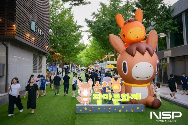 NSP통신-잔디로드로 바뀐 문화의 거리에 설치된 팔마문화제 마스코트 팔마와 꼬망이 포토존 (사진 = 순천시)