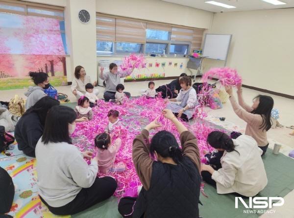 NSP통신-순천시 육아종합지원센터에서 오감 퍼포먼스 활동을 통해 양육부담을 해소하고 있다 (사진 = 순천시)