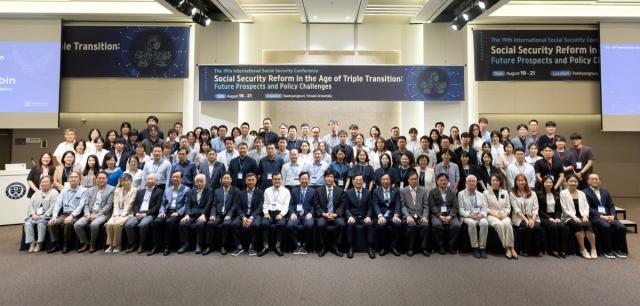 NSP통신-19일 오전 연세대학교 백양누리에서 열린 제19회 국제 사회보장 학술대회 개막식에서 김동연 경기도지사가 참석한 내빈들과 기념촬영을 하고 있다. (사진 = 경기도)