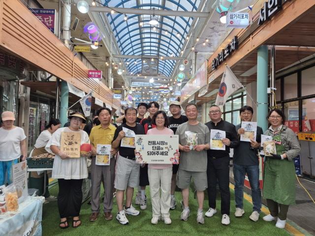 NSP통신-김보라 안성시장이 안성시소상공인연합회장 및 회원들과 함께 안성맞춤시장과 중앙시장을 방문해 전통시장 단골 되기 캠페인을 전개하고 있다. (사진 = 안성시)