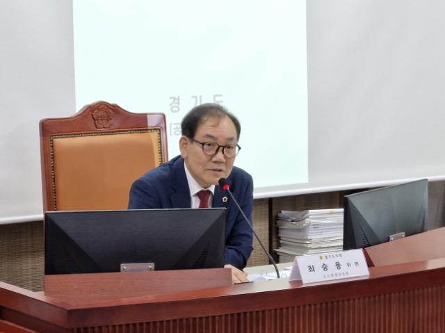 NSP통신-최승용 경기도의원이 18일 공동주택 관리문화 개선 TF 및 공동주택 관리지원센터 설립 연구용역 성과 보고와 의견수렴 정담회를 하고 있다. (사진 = 경기도의회)