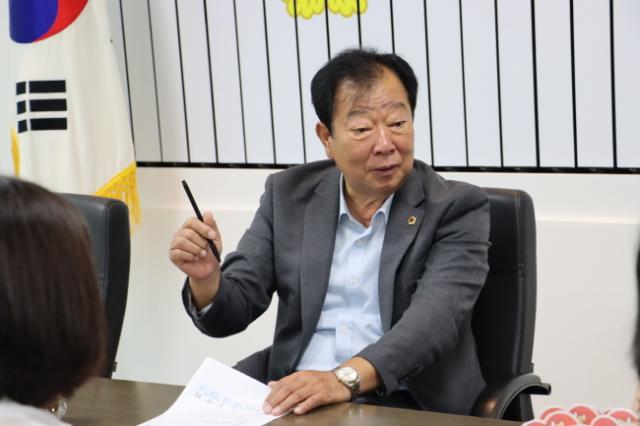 NSP통신-임상오 경기도의원이 19일 안전행정위원회 회의실에서 경기도자원봉사센터와 2025년 도민이 전하는 자원봉사 2차 지원사업 추진과 관련한 업무협의를 진행하고 있다. (사진 = 경기도의회)