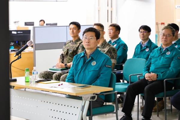 NSP통신-이상일 시장이 19일 을지연습장에서 보고를 받고 있다. (사진 = 용인특례시)