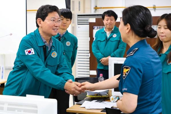 NSP통신-19일 을지연습장에서 이상일 시장이 훈련 참가자들과 인사하고 있다. (사진 = 용인특례시)