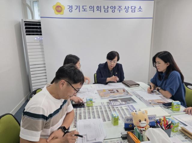 NSP통신-조미자 경기도의원이 18일 경기도의회 남양주 지역상담소서 관계자들과 함께 진접역 경기도 지하철서재의 조성과 운영 방안에 대해 논의하고 있다. (사진 = 경기도의회)