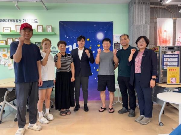NSP통신-안성시의회 민주당 소속 이관실, 최승혁 시의원은 공도 상인회와 간담회 개최 후 참석자들과 기념촬영을 하고 있다. (사진 = 최승혁 의원실)