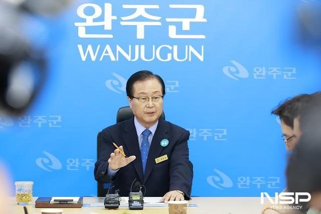 NSP통신-유희태 군수가 19일 군청 브리핑룸에서 기자회견을 열고, 지난 2주간 진행한 완주·전주 행정통합 찬·반 바로알리기 활동의 경과와 향후 계획을 밝혔다. (사진 = 완주군)