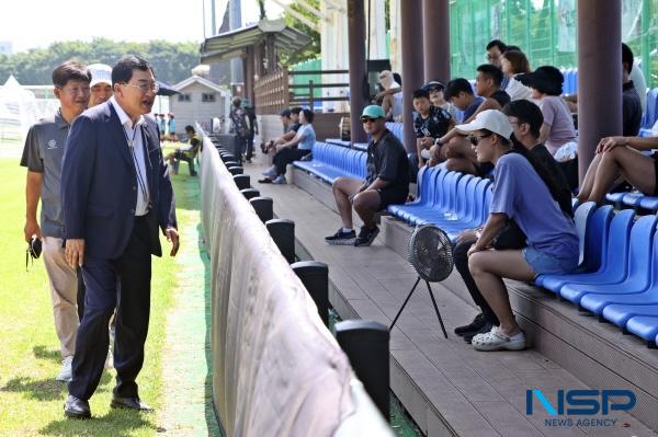 NSP통신-주낙영 경주시장이 19일 오전 경주축구공원 1~3구장을 찾아 2025 화랑대기 전국 유소년 축구대회 현장을 점검하고 선수들을 직접 격려했다. (사진 = 경주시)