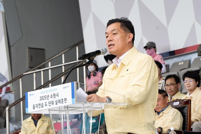NSP통신-이재준 수원시장이 19일 훈련 강평을 하고 있다. (사진 = 수원시)