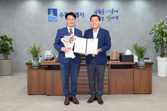 NSP통신-18일 임명장 수여 후 이재준 수원시장(오른쪽)과 정길배 수원컨벤션센터 이사장이 기념촬영을 하는 모습. (사진 = 수원시)