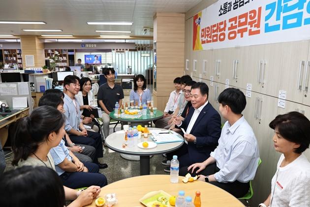 NSP통신-군청 민원실에서 열린 소통 간담회 (사진 = 무안군)