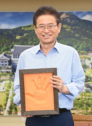 NSP통신-신용보증기금 창립 50주년 기념동판 제작에 참여한 이철우 경상북도지사 (사진 = 경상북도)