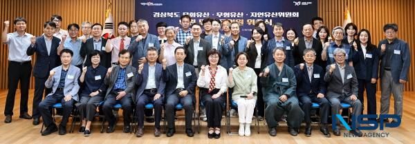 NSP통신-경상북도는 지역 국가유산의 체계적인 보존 관리와 활용을 위한 관련 분야 전문가 142명을 새롭게 선발해 경상북도 문화유산위원회 , 경상북도 무형유산위원회 , 경상북도 자연유산위원회 등 3개 위원회를 구성하고 19일 경북도청 다목적홀에서 위촉장을 수여했다. (사진 = 경상북도)
