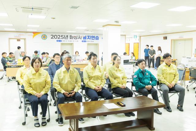 NSP통신-19일 화성시의회 배정수 의장(앞 줄 왼쪽 세번째)과 의원들이 을지연습 화성시청 업무보고회를 참관하고 있다. (사진 = 화성시의회)