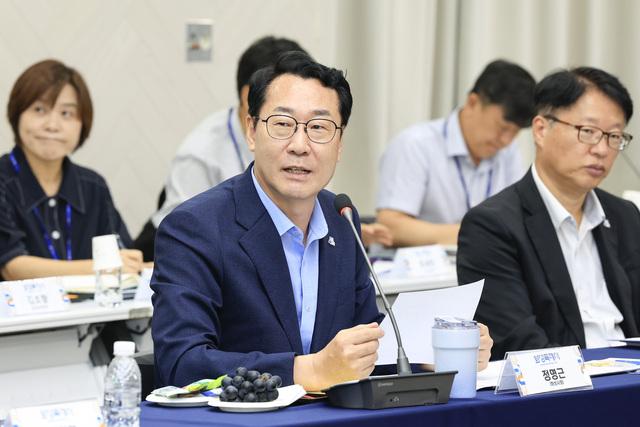 NSP통신-19일 정명근 화성시장(왼쪽)이 민생 밀접 지원사업 확대 방안을 설명하고 있다. (사진 = 화성시)