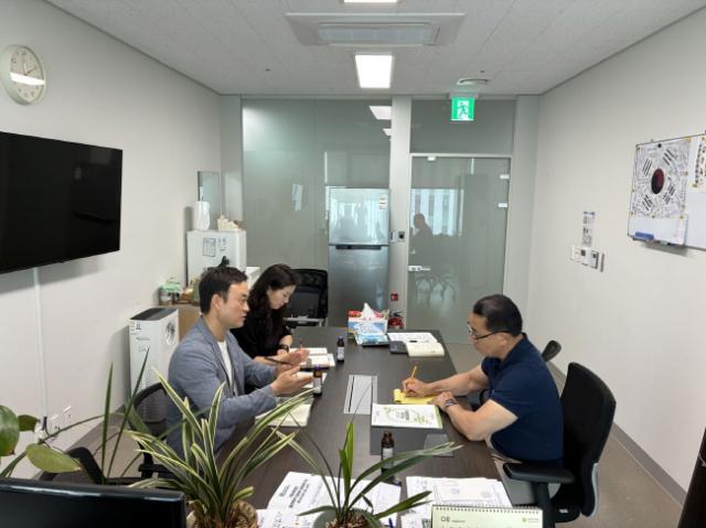 NSP통신-김선영 경기도의원이 19일 도의회 의원실에서 재무관리과 관계자와 정담회를 갖고 도내 학교 시설의 지역사회 개방 확대 방안을 논의하고 있다. (사진 = 경기도의회)