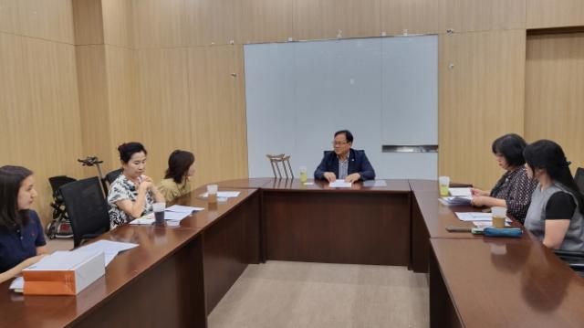 NSP통신-박재용 경기도 의원이 19일 도의회 정담회실에서 경기장애인부모연대 관계자들과 정담회를 하고 있다. (사진 = 경기도의회)