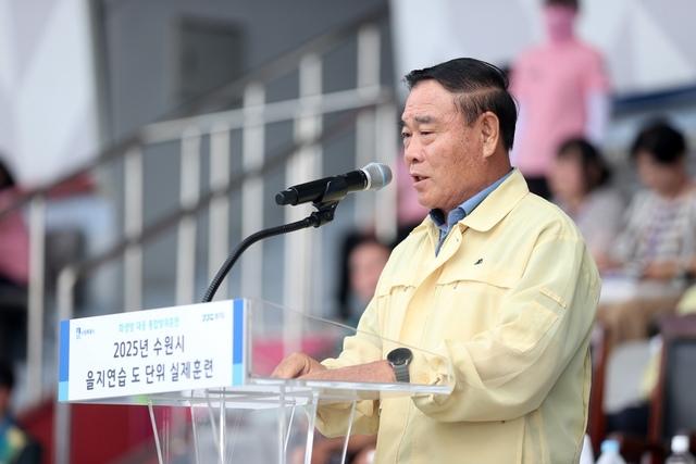 NSP통신-19일 이재식 수원시의회 의장이 을지연습 실제훈련 화생방 대응 통합대응훈련에서 축사를 하고 있다. (사진 = 수원시의회)