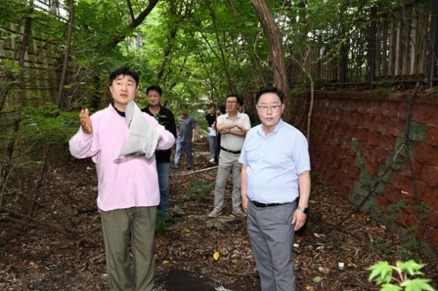 NSP통신-이영주 경기도의원이 14일 삼숭중학교 옆 방치 사유지를 점검하고 있다. (사진 = 이영주 의원실)