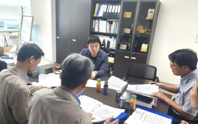 NSP통신-유영일 경기도의원이 19일 숙박업 신고기준을 완화하는 조례 제정을 추진하고자 경기도 관계부서와 간담회를 하고 있다. (사진 = 경기도의회)