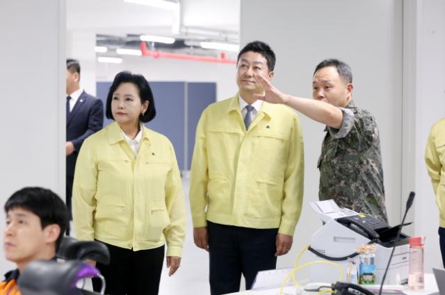 NSP통신-김진경 의장이 정윤경 부의장과 함께 을지연습 훈련 상황을 살펴보고 있다. (사진 = 경기도의회)