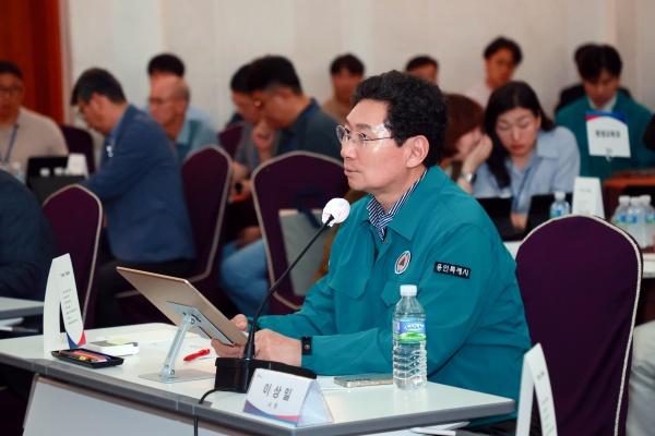 NSP통신-이상일 용인특례시장이 19일 동백·보정 종합복지회관(가칭) 건립 인테리어 통합관리 설계 완료 보고회에 참석하고 있다. (사진 = 용인특례시)
