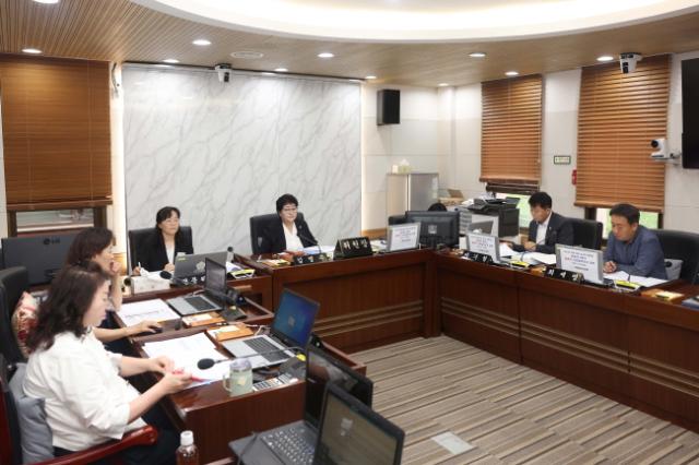 NSP통신-평택시의회 기획행정위원회가 19일 제5차 회의를 열어신설된 교육국의 주요업무 보고를 청취하고 있다. (사진 = 평택시의회)