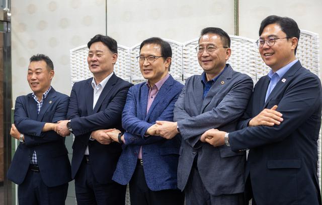 NSP통신-19일 임태희 경기도교육감(가운데)과 경기교육 발전 해법 모색 간담회에 참석자들이 기념촬영을 하고 있다. (사진 = 경기도교육청)