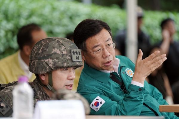 NSP통신-신상진 성남시장이 국가중요시설 테러대비 통합대응훈련에 참석해 훈련 상황을 점검하고 있다. (사진 = 성남시)