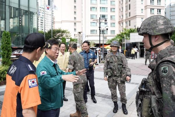 NSP통신-신상진 성남시장이 국가중요시설 테러대비 통합대응훈련에 참석해 훈련 상황을 점검하고 있다. (사진 = 성남시)