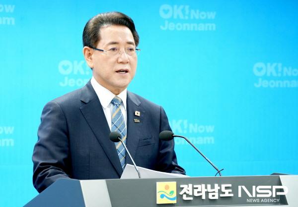 NSP통신-김영록 전라남도지사가 19일 오후 도청 브리핑룸에서 정부가 대한민국 석유화학산업의 중심지인 여수시를 고용위기 선제대응지역으로 지정한 것을 온 도민과 함께 환영한다고 밝히고 있다. (사진 = 전남도)