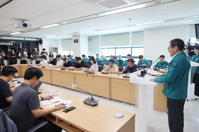 NSP통신-김홍규 강릉시장이 가문대응 비상대책 기자회견을 하고 있는 모습. (사진 = 강릉시)