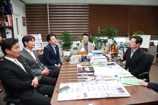 NSP통신-이상일 용인특례시장(오른쪽 첫번째)이 6월 19일 시장실에서 김진형 단장(왼쪽 첫번째)과 이동국 테크니컬디렉터(왼쪽 두번째)와 용인FC(가칭) 운영 방안을 논의하는 모습. (사진 = 용인특례시)