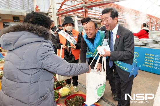 NSP통신-정인화 광양시장 전통시장 장보기 (사진 = 광양시청)