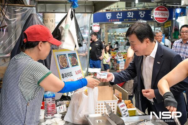 NSP통신-정기명 시장이 서시장 곳곳을 돌며 상인들의 고충을 청취했다. (사진 = 여수시)